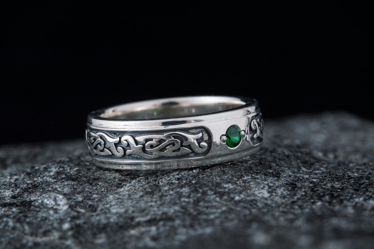 Ring with Green Gem and Ornament Sterling Silver Fashion Jewelry-1