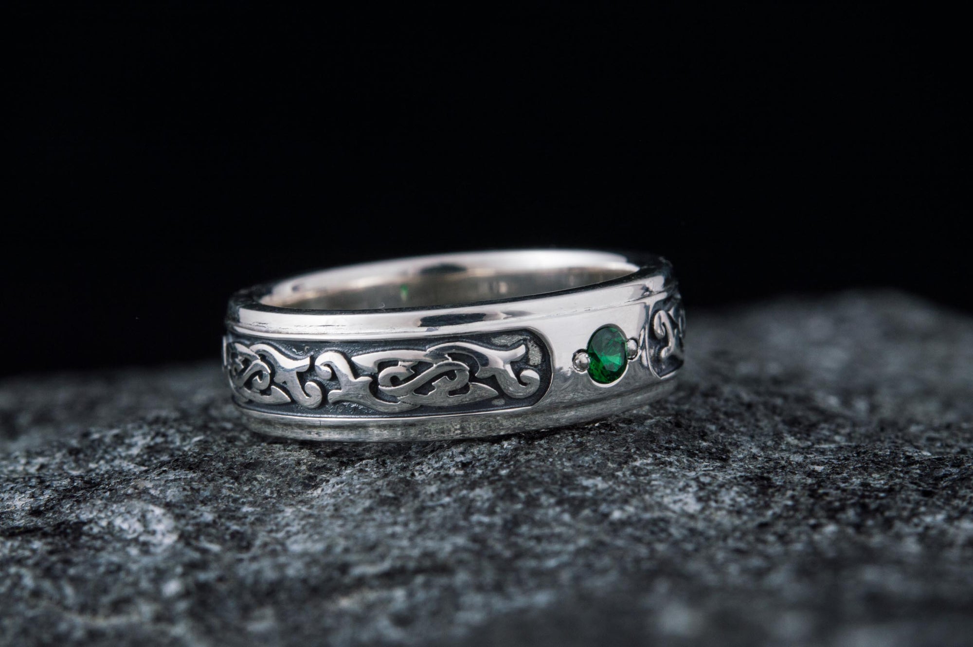Ring with Green Gem and Ornament Sterling Silver Fashion Jewelry-1